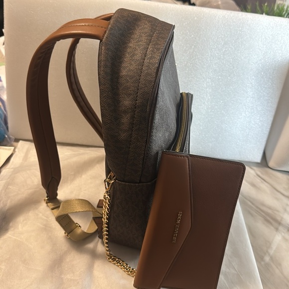MICHAEL KORS BROWN SIGNATURE COLOR 
Maisie Medium Pebbled Leather 2in-1 BackpacK - Picture 5 of 8
